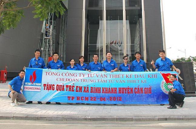 Tuổi trẻ Trung Tâm Tư vấn Thiết kế: “ Thắp thêm ước mơ đến trường của trẻ em nghèo xà Bình Khánh ”