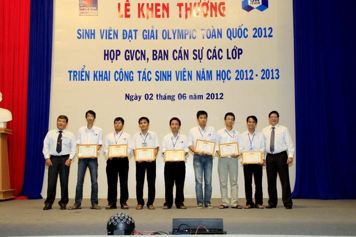 Tin vắn: PVE trao giải thưởng cho các sinh viên đoạt giải Olympic Toán toàn quốc 2012